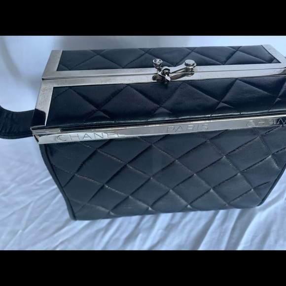 🥳 TODAY!!AUTHENTIC-CHANEL QUILTED LAMB SKIN WITH SILVER HARDWARE BOX VANITY BAG. - Picture 2 of 10